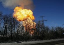 Росія продовжує атаки на українську енергетику: постраждали вітрова станція та газогін. Україна вразила великий російський сталеливарний завод.