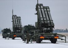 L’Allemagne remet à l’Ukraine les systèmes Patriot dont elle a un besoin urgent, la Norvège prépare 22 avions de combat F-16 et la Grande-Bretagne envisage de tester des armes laser en Ukraine.