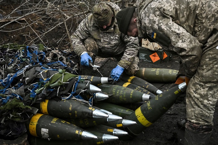 Im Rahmen der tschechischen Artillerie-Initiative, an der sich mehr als 20 Länder beteiligen, wurden 180.000 Schuß Artilleriemunition für die Ukraine beschafft.
