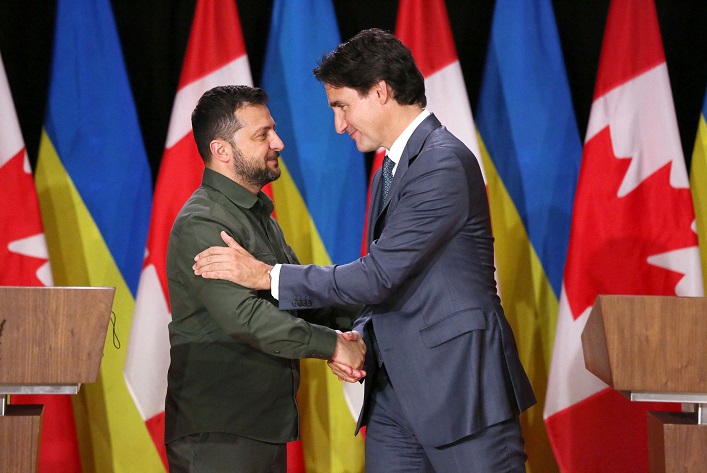 Kanada zapewni Ukrainie pomoc wojskową w wysokości 1,2 mld USD i pożyczkę uprzywilejowaną w wysokości 300 mln USD.
