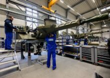 Europa stärkt seine Verteidigung: Lettland wird eine Munitionsfabrik im Wert von 12 Mio. EUR bauen, und Italien wird Hunderte von Panzern und Infanterie-Kampffahrzeug für 20 Mrd. EUR kaufen.