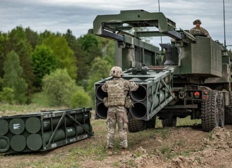 Obwohl Russland die Ukraine täglich angreift, hat Washington die Lieferung von Luftabwehrraketen und Munition an Kyjiw gestoppt.