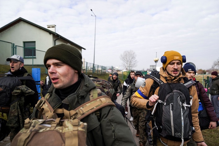 Decyzja Polski o powrocie mężczyzn w wieku wojskowym do Ukrainy może zaszkodzić polskiej gospodarce.