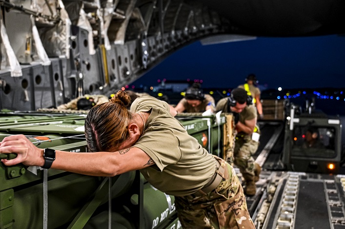 Новая американская военная помощь уже поступила в Украину, и Белый дом готовит новый пакет.