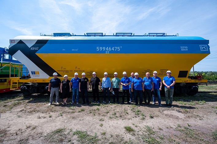 На Львівщині запустили виробництво зерновозів повністю української комплектації потужністю до трьох вагонів на день.