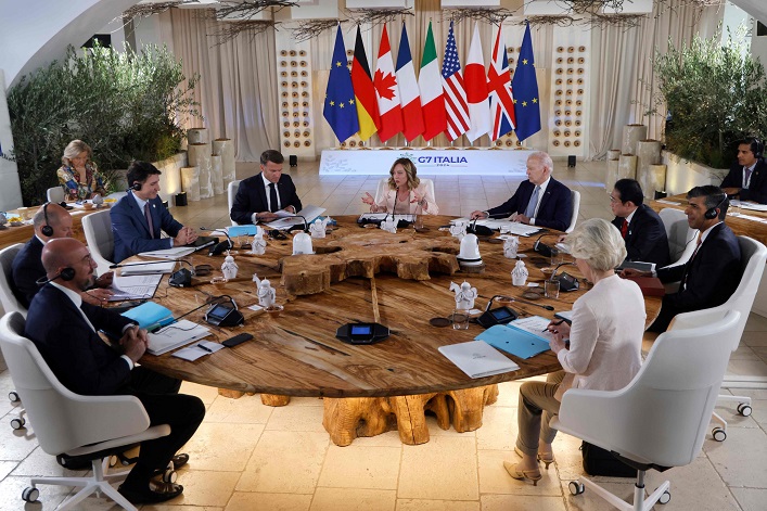 Grupa G7 oficjalnie ogłosiła pożyczkę dla Ukrainy w wysokości 50 miliardów dolarów, zabezpieczoną rosyjskimi aktywami.