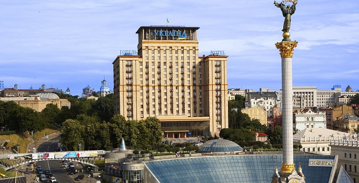 El fondo de inversión inmobiliaria Inzhur pretende atraer hasta 10.000 inversores para privatizar el hotel Ukraina en el centro de Kyiv.