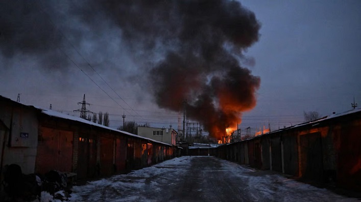 Los drones ucranianos atacaron un depósito de combustible en la región de Saratov, a 600 kilómetros de la frontera con Ucrania.