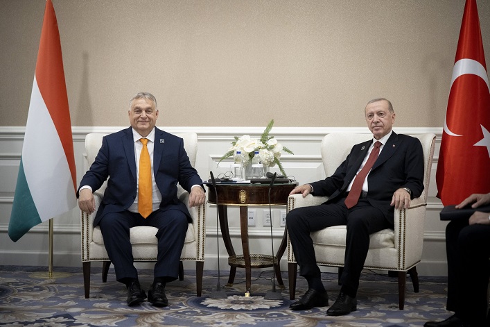 Orban se reunió con el líder de Turquía, que busca el equilibrio entre las buenas relaciones con Rusia y el suministro de armas a Ucrania.