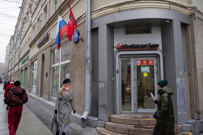 Sanctions are slowly destroying Russian businesses with payment issues.