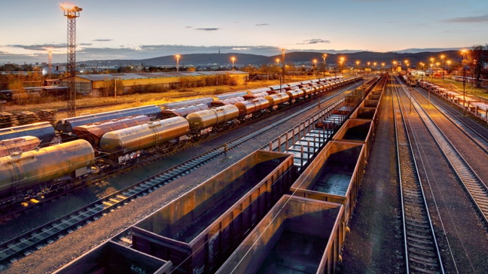 Una compañía ferroviaria estatal podría reducir las tarifas del transporte de mercancías para competir con los transportistas por carretera.