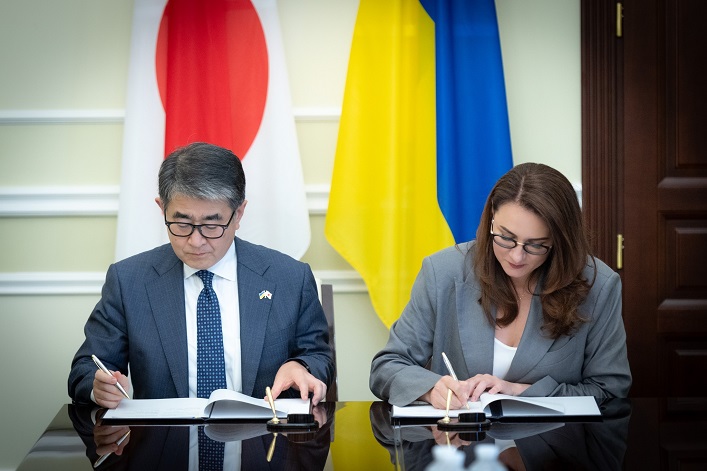 Ucrania y Japón firman un documento para apoyar proyectos de inversión y 14 empresas japonesas están dispuestas a invertir en la economía ucraniana.