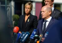 What are the risks of Scholz's position regarding German aid to Ukraine?