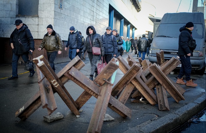 Большинство украинцев констатируют, что экономическая ситуация ухудшается, но население больше работает и имеет более высокий доход.