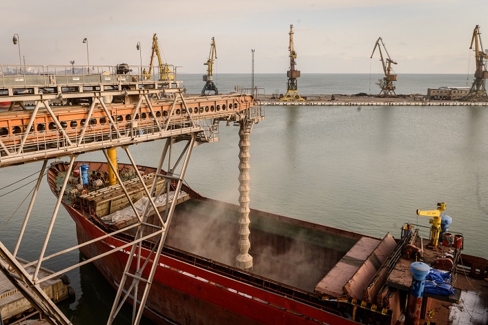 После того как Россия атаковала судно в Черном море, мировые цены на пшеницу резко выросли, но Украина продолжает экспортировать.