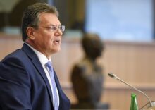 La UE promete conceder a Ucrania un préstamo de 35.000 millones de euros antes de finales de año y está buscando formas de sortear el veto de Hungría.