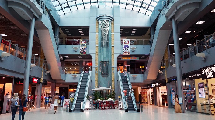 In Ukraine, visitors to shopping malls are increasing and new facilities are opening.