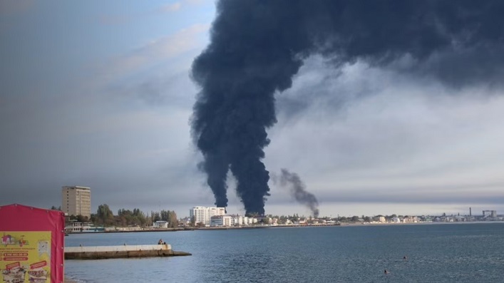 Tras un ataque nocturno masivo con drones, Rusia bombardea Kyiv con misiles balísticos.