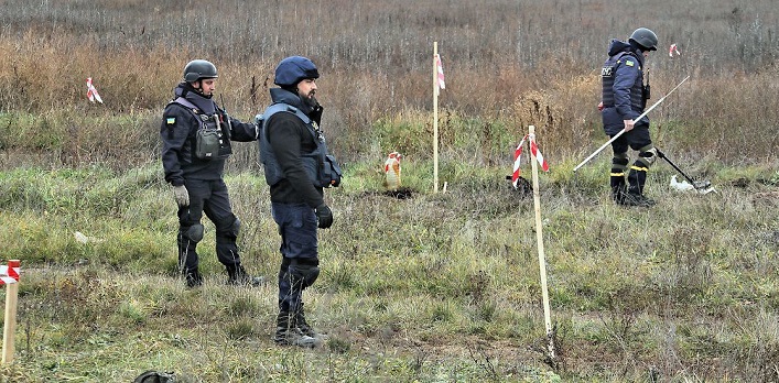 Ukraina usunęła już miny z 35 000 kilometrów kwadratowych ziemi; straty ekonomiczne szacuje się na 11,2 mld USD rocznie.