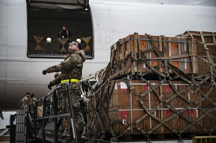 Neue Militärhilfepakete für die Ukraine: Verbündete liefern Tausende von Drohnen, Panzern und Luftabwehrsystemen.