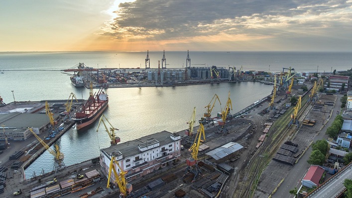 El bombardeo de octubre de la infraestructura portuaria causó decenas de millones de daños, pero los puertos ucranianos superaron en un 29% el volumen de transbordo de mercancías del año pasado.