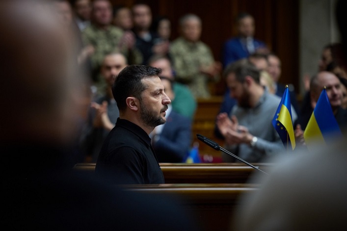 Зеленский представляет в украинском парламенте План победы Украины.