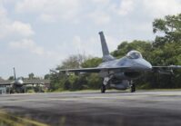 США продадут Украине оборудование для F-16 на сумму $266 млн, а Канада предоставит военную помощь на сумму $587 млн.