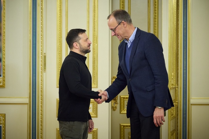 Ein deutscher Kanzlerkandidat und der estnische Ministerpräsident treffen in Kyjiw ein; Merz unterstützt die Lieferung von Taurus an die Ukraine.