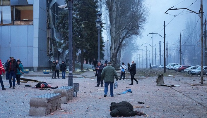 Rosyjski atak na Zaporoże zabija 13 osób i rani dziesiątki cywilów.