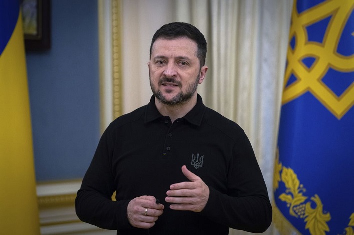 Zelensky considerará negociar con Putin para poner fin a la guerra en 2025 si Ucrania recibe fuertes garantías de seguridad.