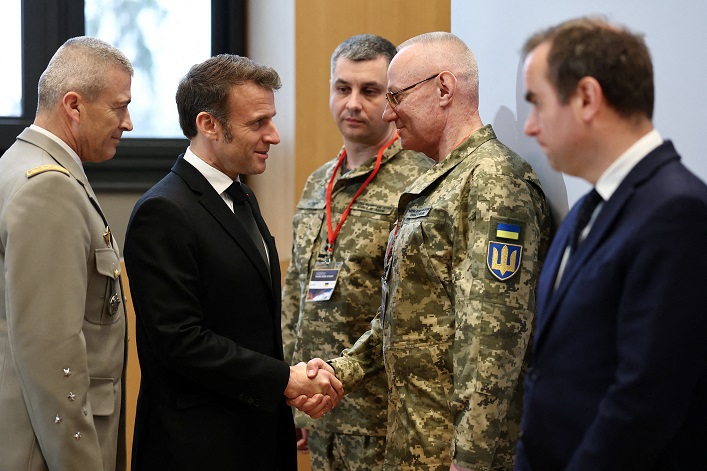 Macron drängt die NATO, mit der Planung von Sicherheitsgarantien für die Ukraine zu beginnen.