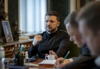 President Zelenskyy has announced plans to arrange continued peace negotiations involving Ukraine, Russia, and the US and states his readinesss to sign a ceasefire agreement.