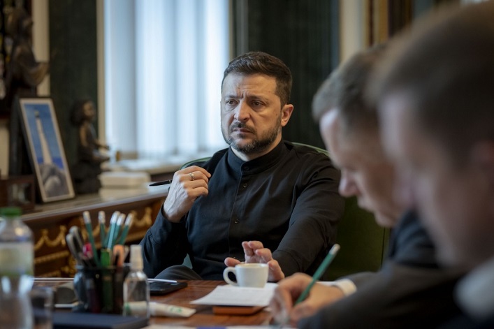 President Zelenskyy has announced plans to arrange continued peace negotiations involving Ukraine, Russia, and the US and states his readinesss to sign a ceasefire agreement.