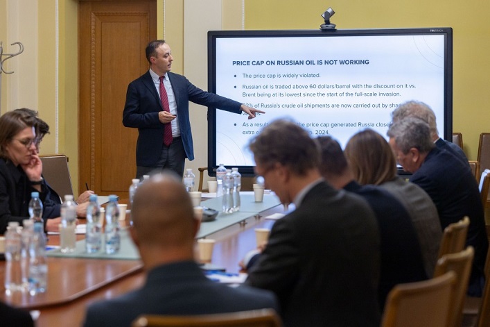 В Офісі президента розповіли, які санкції проти РФ готують США та ЄС.