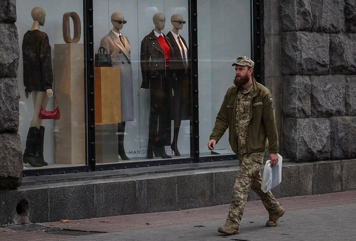 Foreign countries are actively launching programs to support businesses that are investing in Ukraine, but the labor market scares investors.