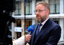 Ungarn lehnt den EU-Fond in Höhe von 100 Mrd. EUR für die Ukraine ab, und Polen droht mit der Schließung des wichtigsten Logistikzentrums für ukrainische Hilfe.
