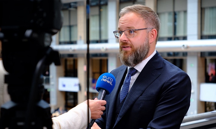 Венгрия выступила против фонда ЕС для Украины на €100 млрд, а Польша угрожает закрыть основной логистический хаб помощи Украине.