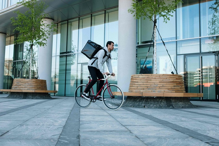 Ukrainian retailer Varus will invest $30M to develop a food delivery platform.