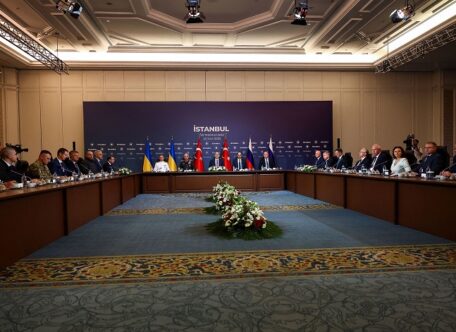 Третій раунд переговорів між українською та російською делегаціями завершився у Стамбулі без жодних проривів.