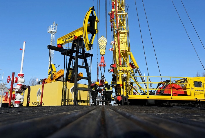 The Russian oil business is under pressure: The US hopes that Europe will join secondary sanctions against buyers of Russian oil.