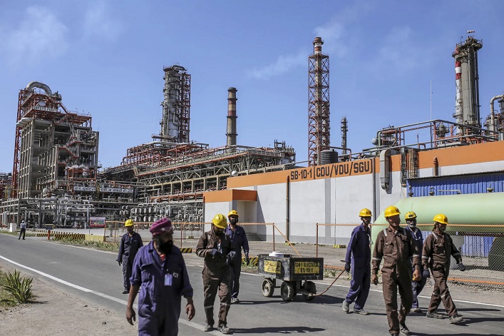 Найбільший закордонний НПЗ “Роснєфті” отримає найнижчий обсяг нафти в історії через санкції ЄС.