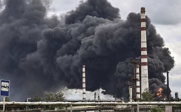 Україна вразила два нафтопереробні заводи ворога та відрізала від газопостачання низку стратегічних підприємств РФ.