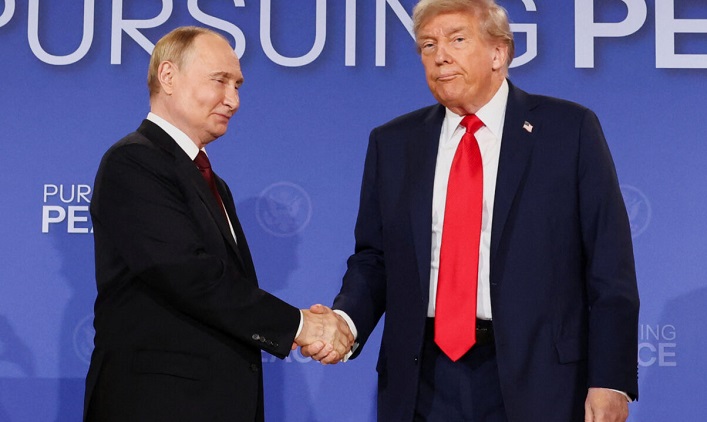 Трамп відклав санкції проти Росії після переговорів із Путіним, але повернеться до цього питання “через два-три тижні”.